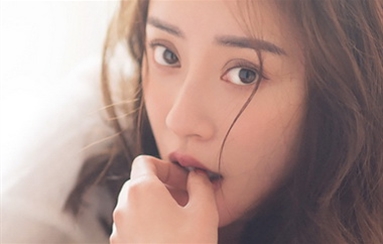 白纱窗女孩